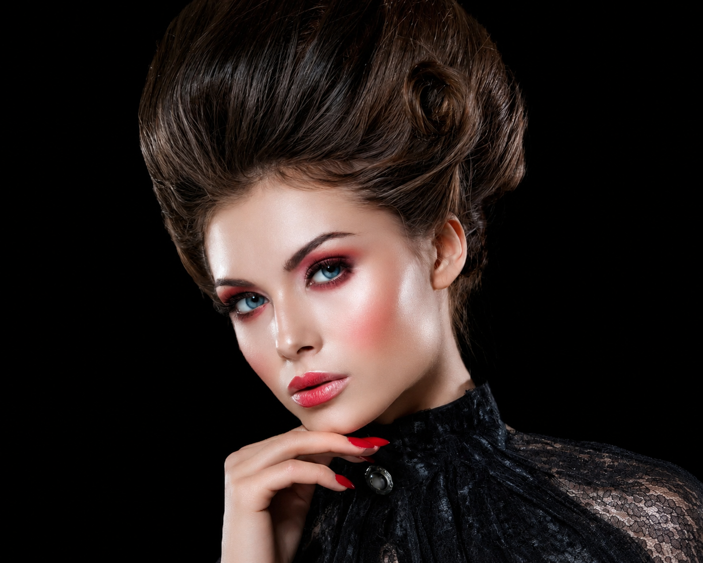 Portret de machiaj profesional realizat de Crisam Professional Make-Up Academy, cu coafură elegantă și machiaj sofisticat