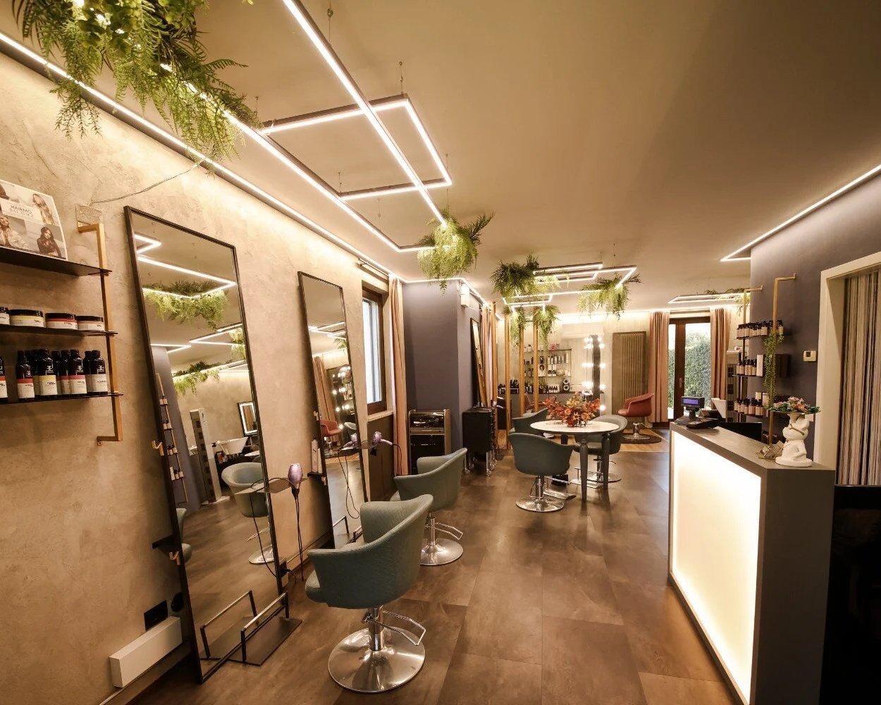 Salon coafor Glow Italia Affi Verona - interior modern cu oglinzi, fotolii de styling și iluminare LED pentru tunsori, vopsit și tratamente păr